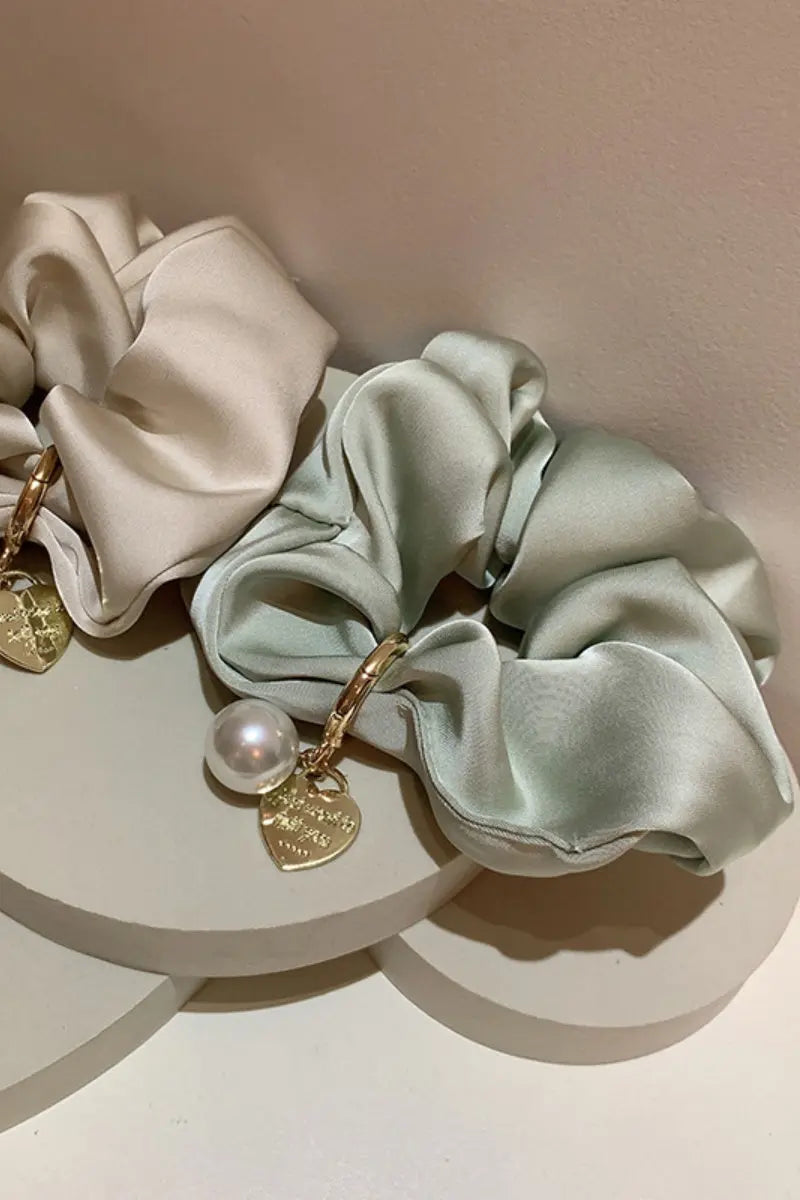 Solid Satin Scrunchies ā Detachable Chain Accent āØš¤