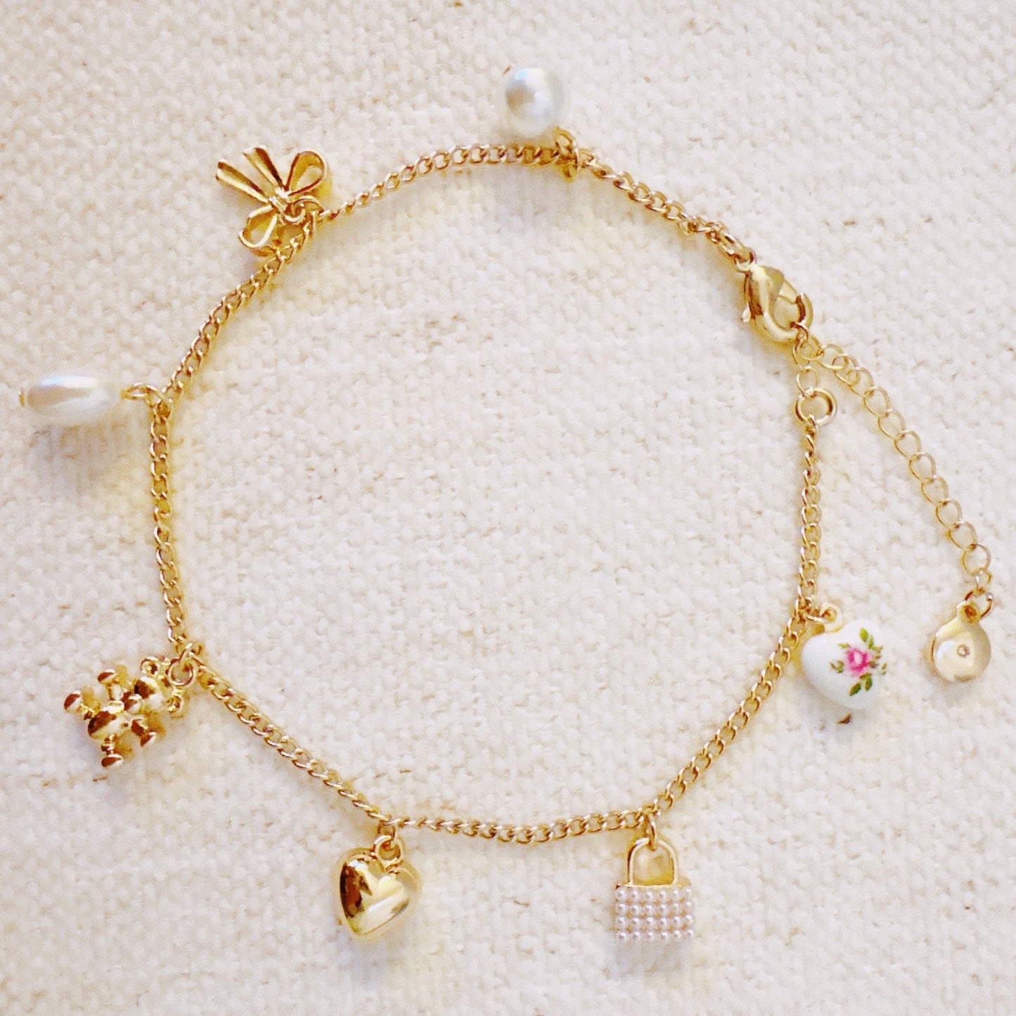 Bear & Bow Charm Anklet – Playful Gold Chain with Heartfelt Details