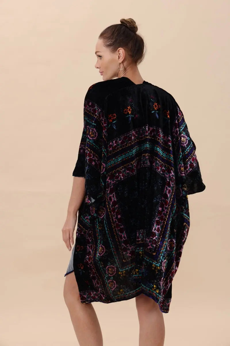 Floral-Stripe Velvet Kimono – Luxe Textures & Modern Tradition🌿✨