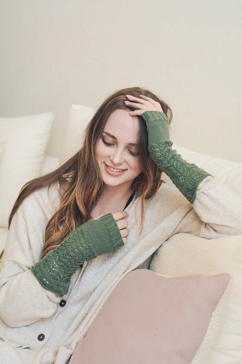 Texting-Friendly Arm Warmers – Trendy Winter Essentials ❄️📱