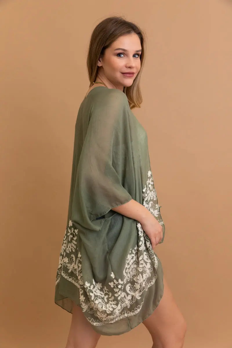 Enchanted Bloom Kimono – Floral Elegance in Every Detail