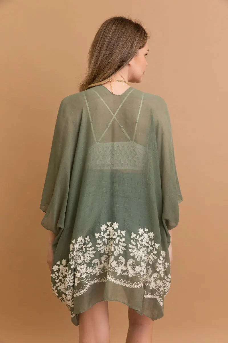 Enchanted Bloom Kimono – Floral Elegance in Every Detail